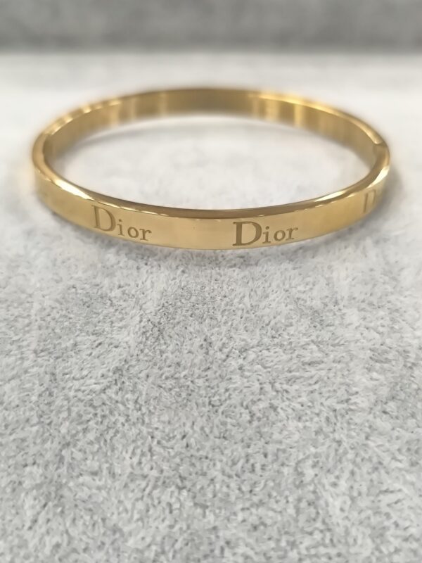 Pulsera dorada con nombre D