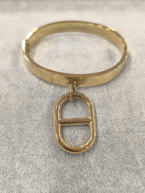Pulsera dorada en forma de hebilla