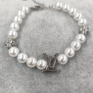 Pulsera de perlas LV