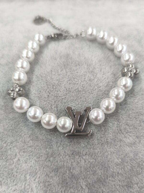 Pulsera de perlas LV