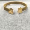 Pulsera dorada de rejilla con oso