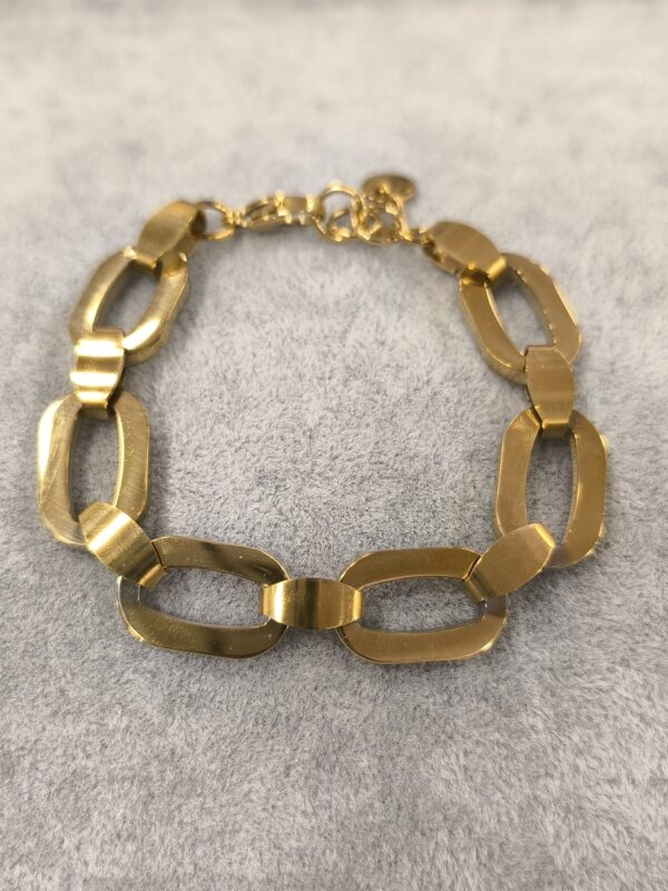 Pulsera dorada de eslabones grandes