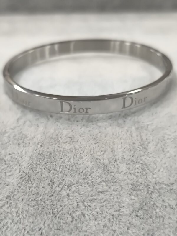 Pulsera plateada con nombre D