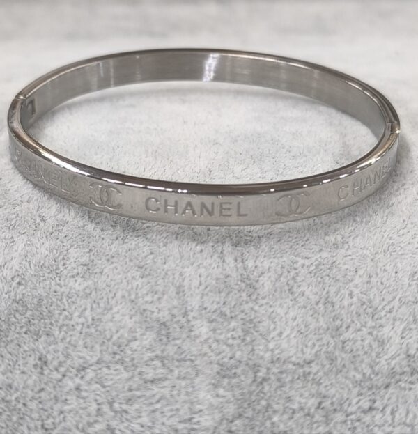 Pulsera plateada con nombre CC