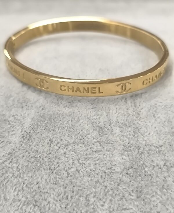 Pulsera dorada con nombre CC