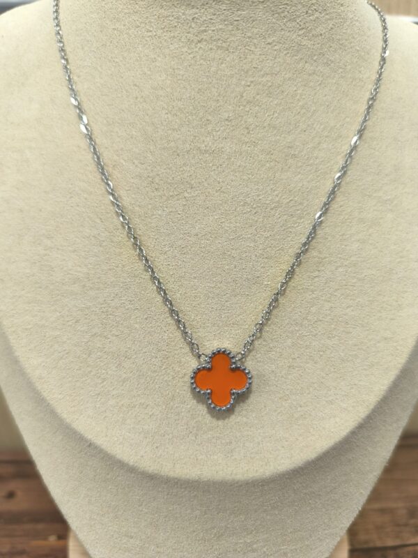 Collar plateado trébol mediano naranja