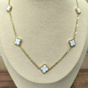 Collar cinco tréboles blancos