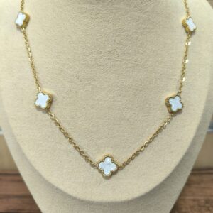 Collar cinco tréboles blancos
