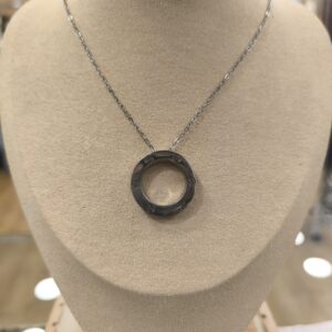 Collar plateado de forma circular