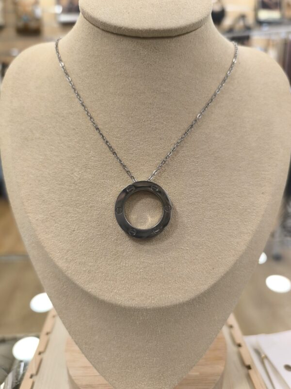 Collar plateado de forma circular