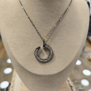 Collar plateado en forma de clavo