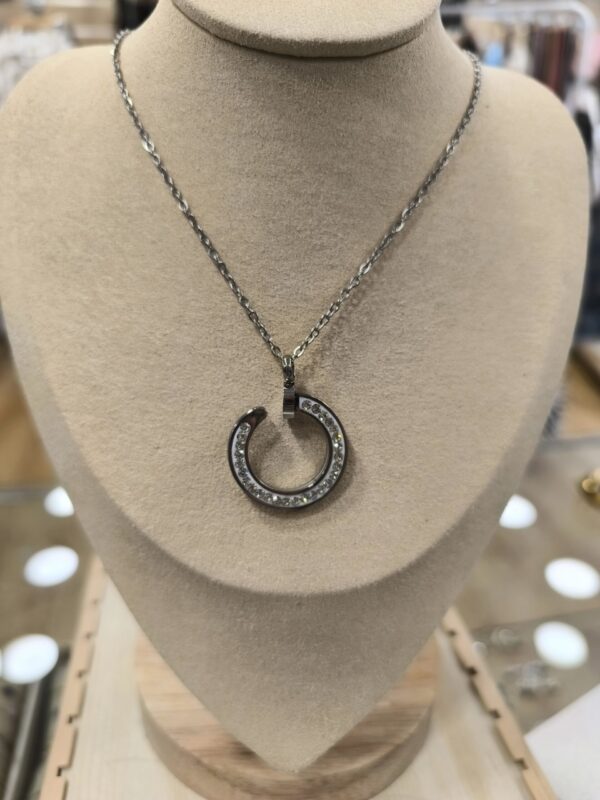 Collar plateado en forma de clavo