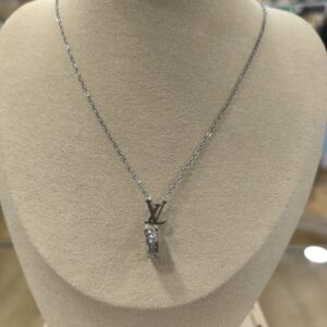 Collar plateado con iniciales