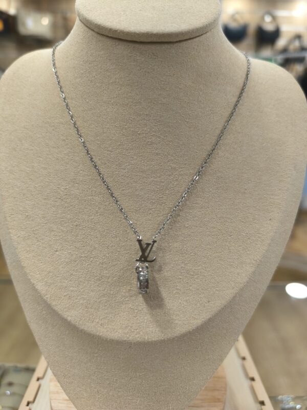 Collar plateado con iniciales