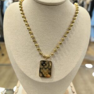 Collar dorado de forma rectangular