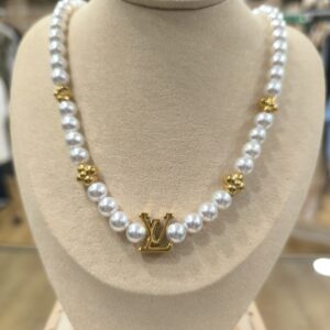Collar de perlas con detalles dorados