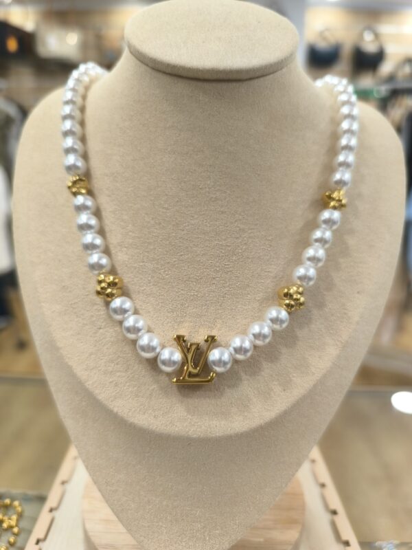 Collar de perlas con detalles dorados