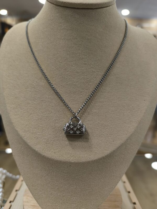 Collar plateado en forma de bolso