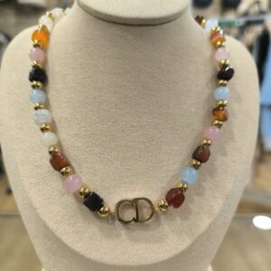Collar de piedras de colores
