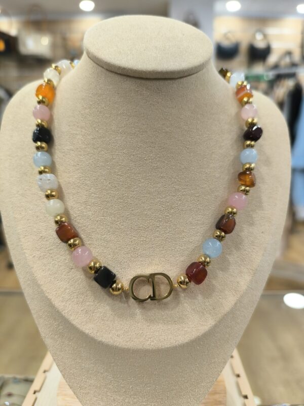 Collar de piedras de colores