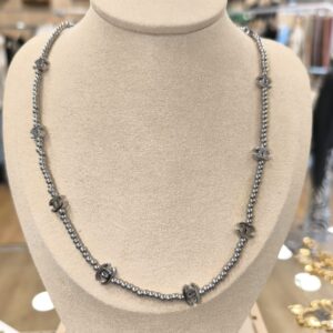 Collar plateado con diques redondos y letras CC