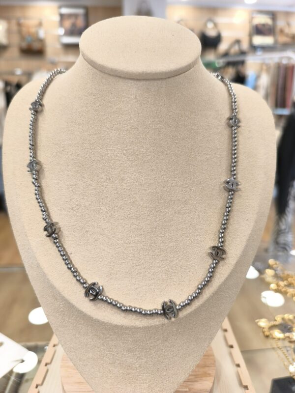 Collar plateado con diques redondos y letras CC