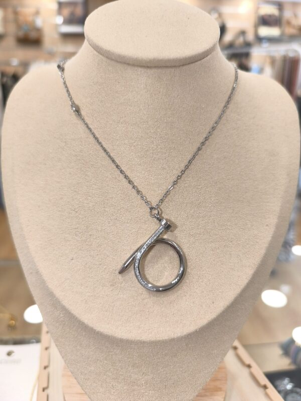 Collar plateado de clavo