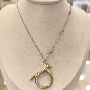 Collar dorado de clavo