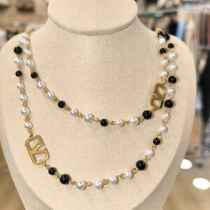 Collar doble dorado de perlas negras y blancas