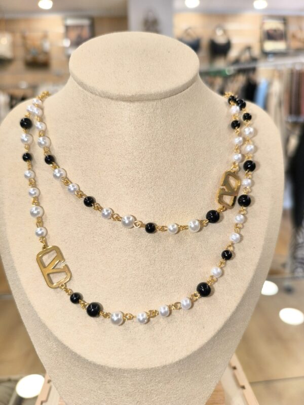 Collar doble dorado de perlas negras y blancas