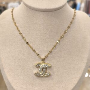 Collar con dije doble C con brillantes