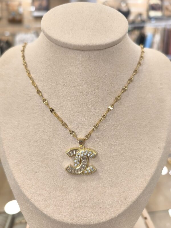 Collar con dije doble C con brillantes
