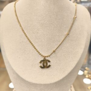 Collar con dije doble C
