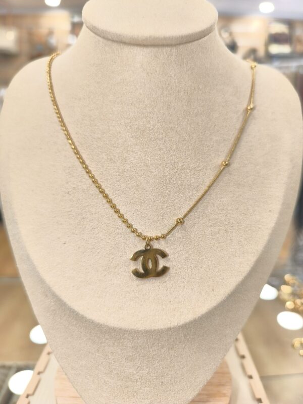 Collar con dije doble C