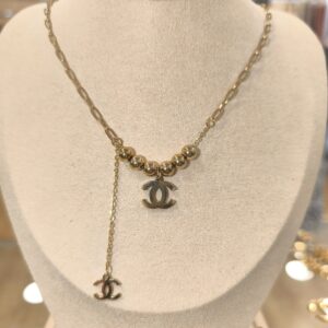 Collar dorado con dos dijes CC