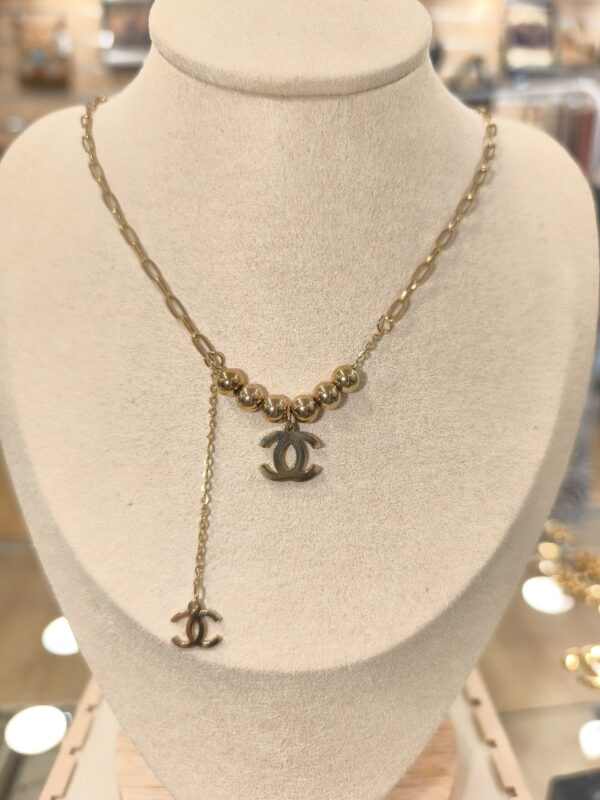 Collar dorado con dos dijes CC