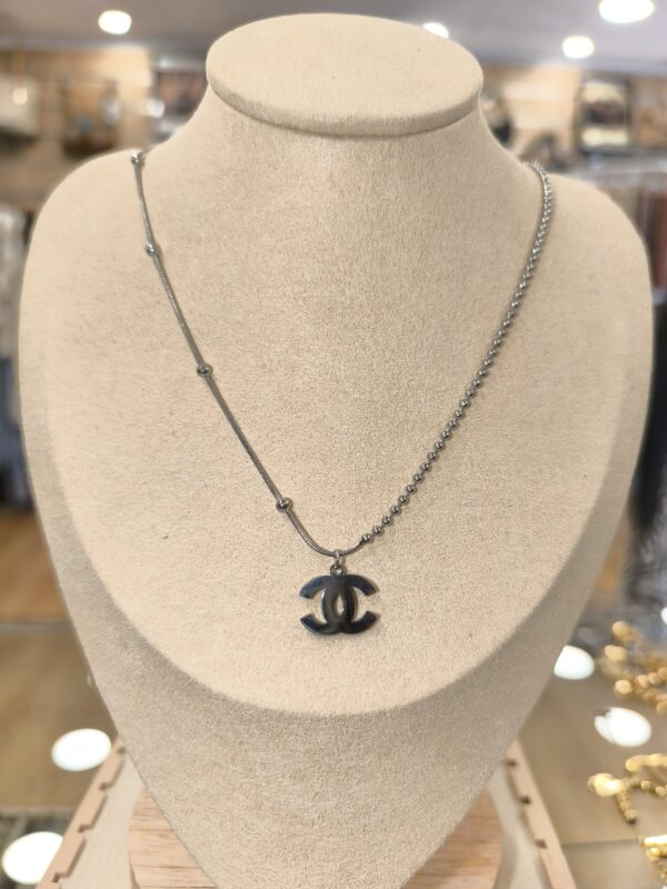 Collar plateado con doble dije C