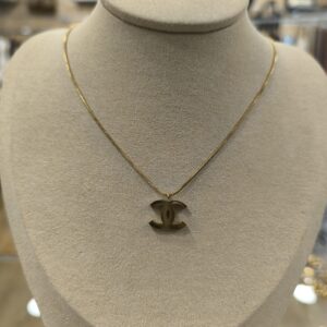Collar dorado doble C