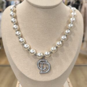 Collar de perlas con adorno CD