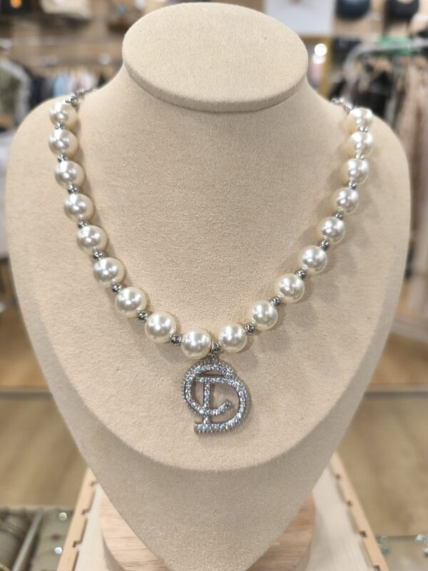 Collar de perlas con adorno CD