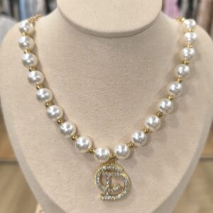 Collar de perlas con adorno CD