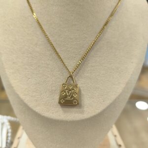 Collar dorado en forma de bolso grande