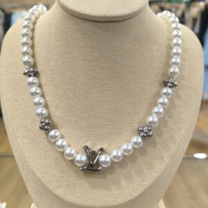 Collar de perlas con detalles plateados