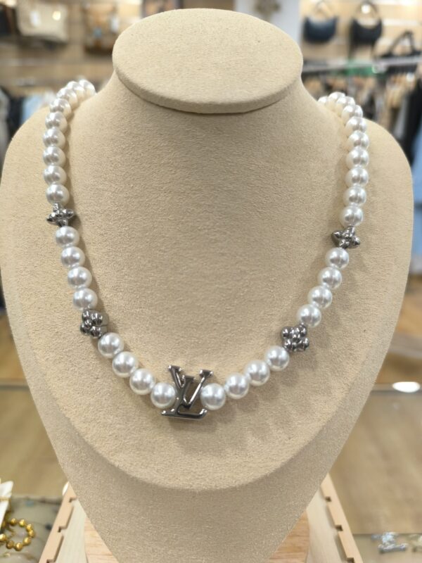 Collar de perlas con detalles plateados
