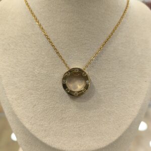 Collar de forma circular con brillantes