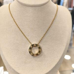 Collar dorado en forma circular