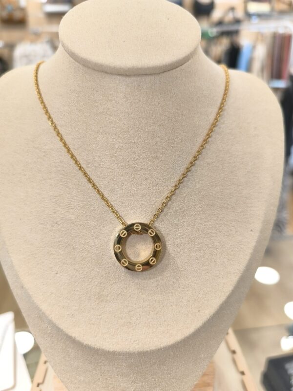 Collar dorado en forma circular