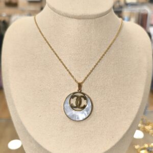 Collar con esfera blanca e iniciales