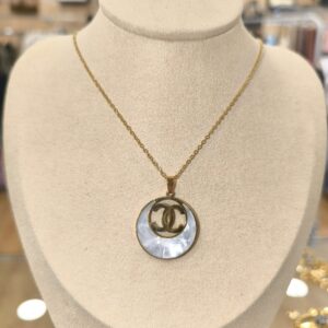 Collar con esfera blanca e iniciales