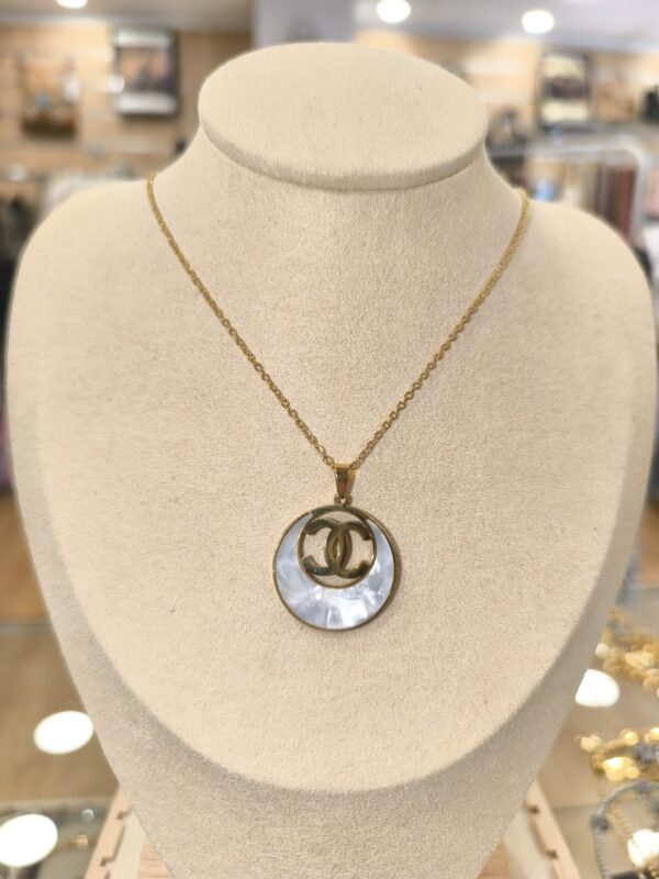 Collar con esfera blanca e iniciales